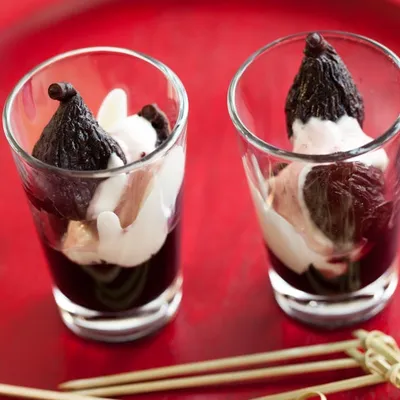 Figs Poached in Mulled Wine with Crème Fraîche