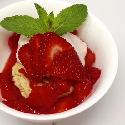 Strawberry Shortcut Cake